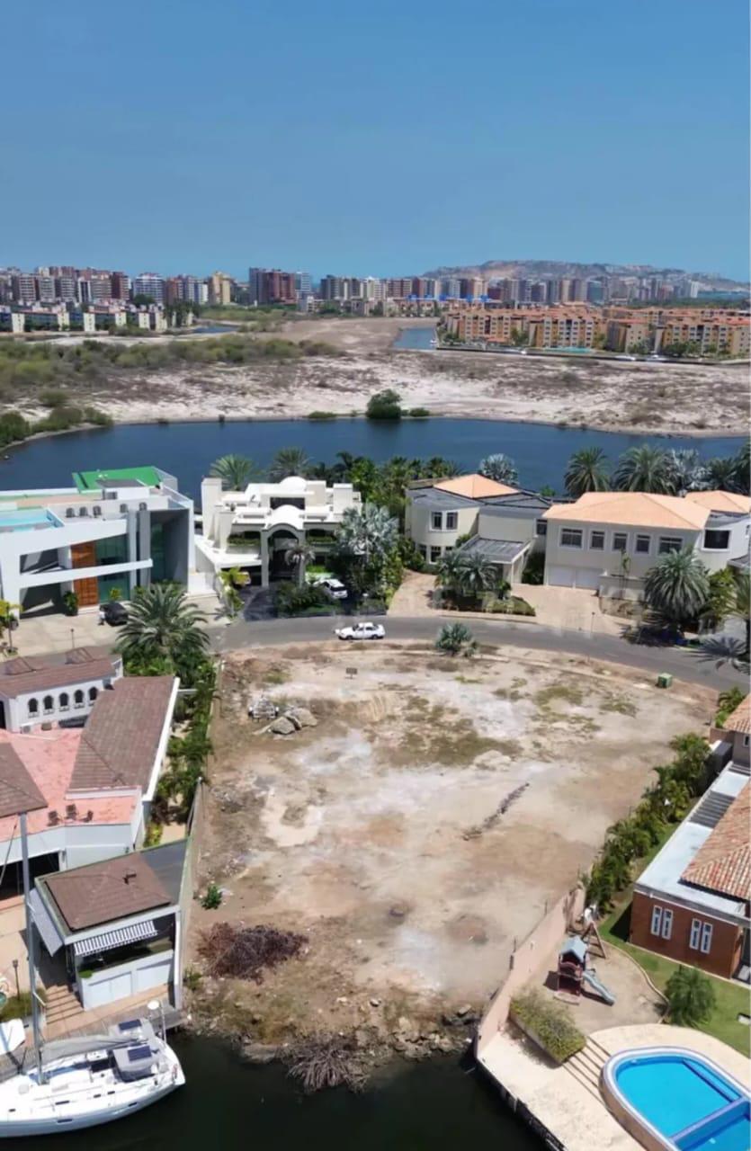 Parcela Tipo Abanico con Canal y Excelente Vista